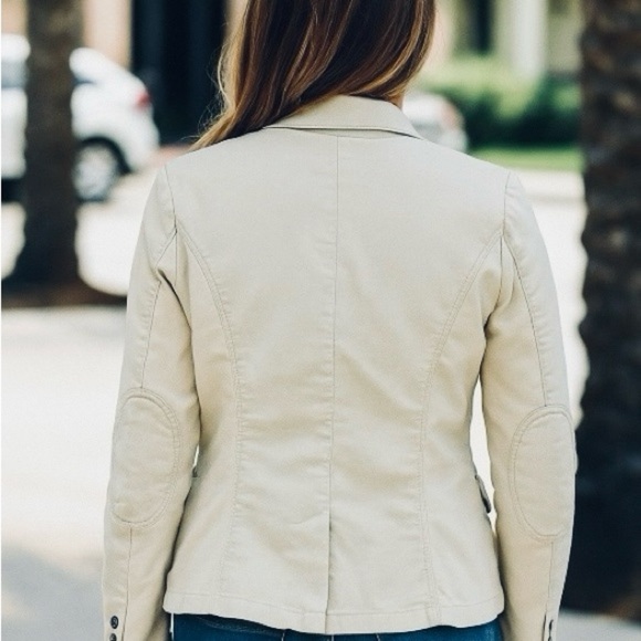 Chic Cream Women's Blazer - Picture 2 of 5